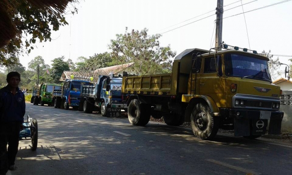 **445,000 บ.ต่อรอง/// 6ล้อดั้ม HINO KR 150แรง **ขาย HINO KR 150HP 6ล้อใหญ่ ดั้มดิน6ตัน HINO KR300 EH100-150แรง เครื่องเดิม เกียร์ เดิม เครื่องเดิม 6สูบ แน่นดี แรงดี เกียร์ดี ไม่มีหลุดครับ ช่วงล่างใหญ่ คัสซีสวยๆ ครับ ไม่มีปะ กระบะดั้มเหล็ก6ตัน 3.80ม.ยิงหน้