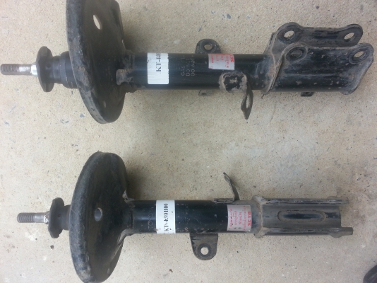 โช้คแก๊สหลังtoyota corolla  ae 101-111 สภาพดี