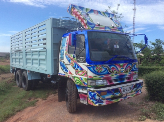 ขาย10ล้อHINO(3H) เครื่อง195แรง เพลาเดียว กะบะยาว6.3เมตร เครื่องดี ยางดี ครัทซีสวย ขาย 800,000บาท (ศุภากร 081-4252943)