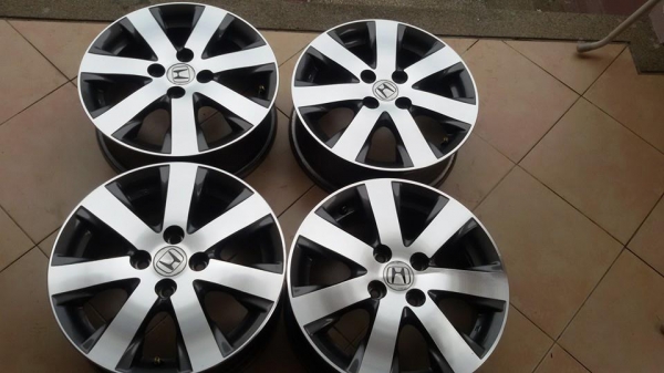 ขายล้อแม็ก honda freed 15" สนใจติดต่อเล็กคลองสามครับ 081-3747940