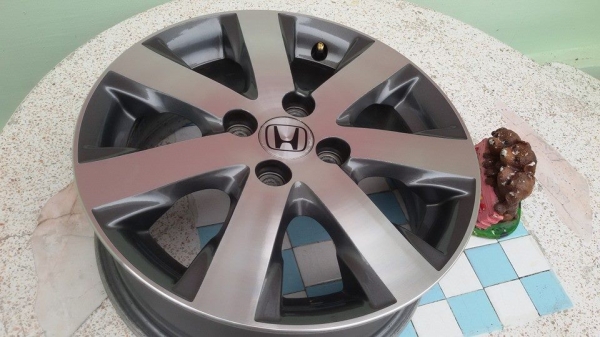 ขายล้อแม็ก honda freed 15" สนใจติดต่อเล็กคลองสามครับ 081-3747940