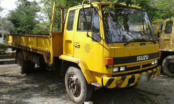 รถอีซูซุ 6 ล้อ  FTR 165 แรงม้า.  สนใจติดต่อ  081 - 6079515