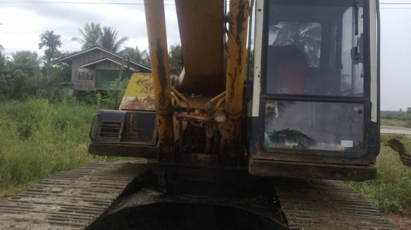 รถแบคโฮ KOMATSU  PC - 200 - 5     สนใจติดต่อ  081 - 6079515