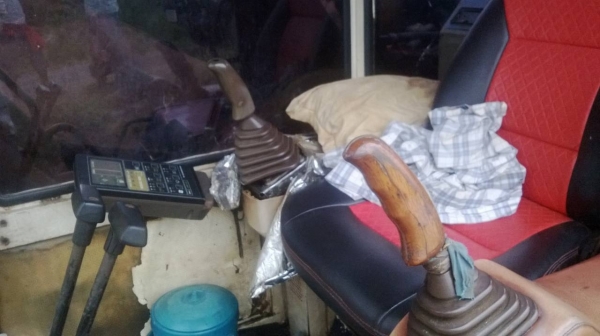 รถแบคโฮ KOMATSU  PC - 200 - 5     สนใจติดต่อ  081 - 6079515