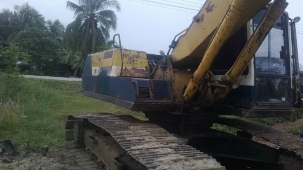 รถแบคโฮ KOMATSU  PC - 200 - 5     สนใจติดต่อ  081 - 6079515