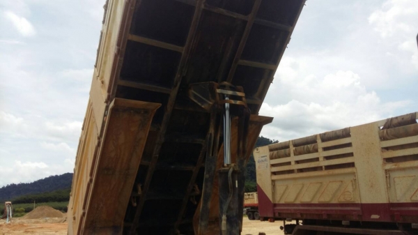 รถฮีโน่ 10 ล้อดั้ม FM8J  251 แรงม้า. ปี 56 ( รถวิ่ง 1x,xxx กว่า กม. ) , ( มีขาย 2 คัน. )      สนใจติดต่อ 081 - 6079515