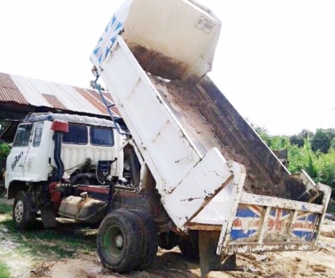 HINO FD 185 HP HO7C หกล้อดั๊มพ์ กระบะดั๊มพ์เหล็ก 5 ตันความยาว 3.60 เมตรพร้อมบรรทุกหนักได้เลยครับ เครื่องยนต์ 185 แรงเครื่องแรงดีไม่เยิ้ม ภายในเก๋งคอนโซลครบพร้อม พวงมาลัยเพาเวอร์ เบรคลม ช่วงล่างคัชซีไม่มีบวม ยาง 8.25 ขอบ 16 สภาพดีประมาณ 60\% พร้อมใช้งาน เอก