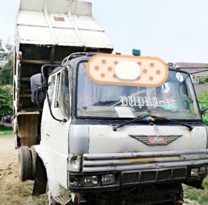 HINO FD 185 HP HO7C หกล้อดั๊มพ์ กระบะดั๊มพ์เหล็ก 5 ตันความยาว 3.60 เมตรพร้อมบรรทุกหนักได้เลยครับ เครื่องยนต์ 185 แรงเครื่องแรงดีไม่เยิ้ม ภายในเก๋งคอนโซลครบพร้อม พวงมาลัยเพาเวอร์ เบรคลม ช่วงล่างคัชซีไม่มีบวม ยาง 8.25 ขอบ 16 สภาพดีประมาณ 60\% พร้อมใช้งาน เอก