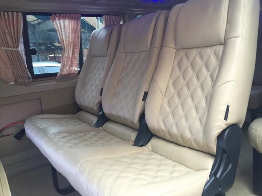 TOYOTA COMMUTER 2.7เบนซิน ปี12 สีขาวเกียAT แต่งวีไอพีเต็ม โทร0877758887 นาง