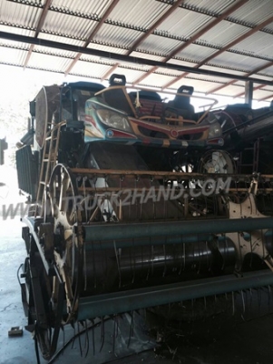 รถเกี่ยวข้าว สองระบบ  ของเกษตรพัฒนา  รุ่น ไอ้หนุ่มไวไฟ เครื่องยนต์ 6HH1 210hp วางบน  ตัวเดิน 12ht ปั๊ม Eaton เบอร์23