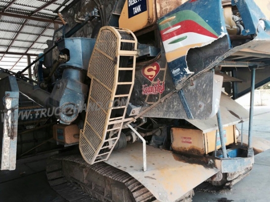 รถเกี่ยวข้าว สองระบบ  ของเกษตรพัฒนา  รุ่น ไอ้หนุ่มไวไฟ เครื่องยนต์ 6HH1 210hp วางบน  ตัวเดิน 12ht ปั๊ม Eaton เบอร์23