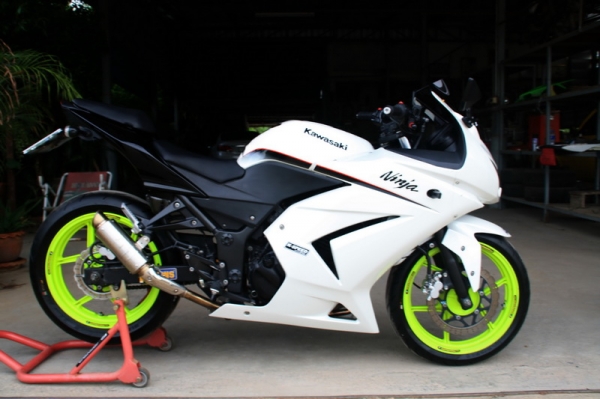 ขาย KAWASAKI NINJA 250 ขาว สวย ลั่นๆ  ปี 2011 ทะเบียนพร้อม 76000