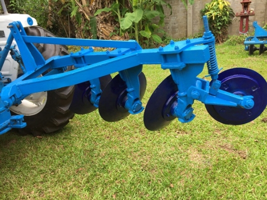 รถไถFord 2080 4WD 2เพลา  มีดันหน้า ผาน 3 แถมเวทถ่วงล้อ ยางหลังใหม่ เครื่องแรง พร้อมใช้งาน ราคาต่อรองได้ครับ