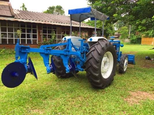 รถไถFord 2080 4WD 2เพลา  มีดันหน้า ผาน 3 แถมเวทถ่วงล้อ ยางหลังใหม่ เครื่องแรง พร้อมใช้งาน ราคาต่อรองได้ครับ