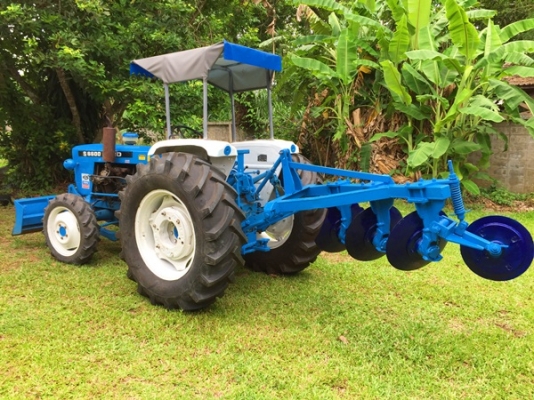 รถไถFord 2080 4WD 2เพลา  มีดันหน้า ผาน 3 แถมเวทถ่วงล้อ ยางหลังใหม่ เครื่องแรง พร้อมใช้งาน ราคาต่อรองได้ครับ