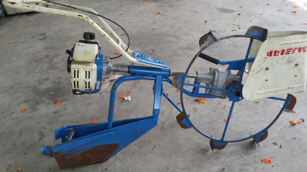 เครื่องแหวกร่องน้ำในนา