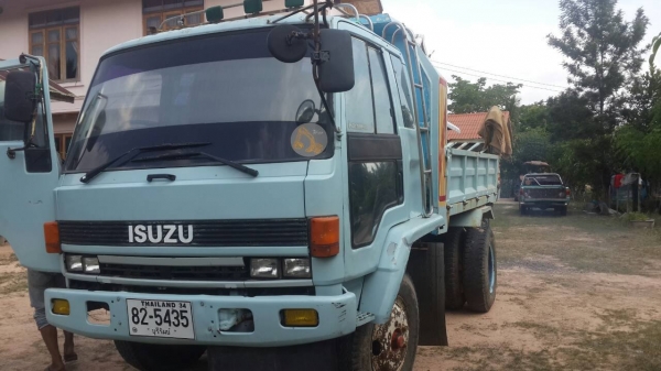 ขายด่วนหกล้อดั้มISUZUROCKY175ดั้มราคาเบาๆโทร0843923995