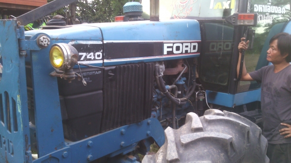 ขายรถไถFORD  NEWHOLLAND  รุ่น7740 คานหน้าคาลาโล่  100แรงม้า  ทะเบียนพร้อมสนใจ0810076640เกียรธรรมดา12X12