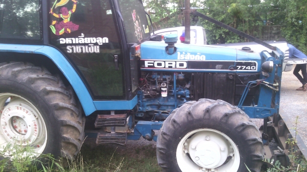 ขายรถไถFORD  NEWHOLLAND  รุ่น7740 คานหน้าคาลาโล่  100แรงม้า  ทะเบียนพร้อมสนใจ0810076640เกียรธรรมดา12X12