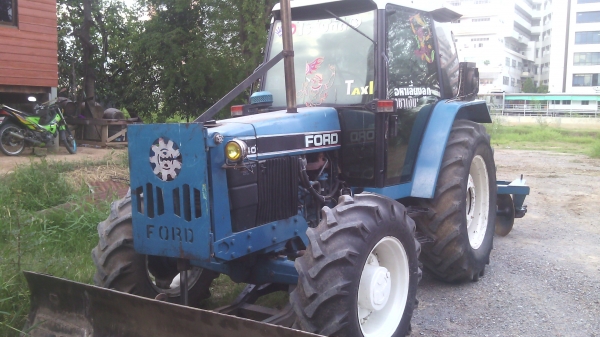 ขายรถไถFORD  NEWHOLLAND  รุ่น7740 คานหน้าคาลาโล่  100แรงม้า  ทะเบียนพร้อมสนใจ0810076640เกียรธรรมดา12X12