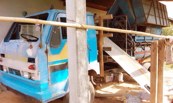 ขายด่วน รถหกล้อนวดข้าว + ตู้นวดข้าวเกษตรพัฒนา 6 ฟุต 2 ตู้ลม สภาพดีพร้อมใช้งานได้เลยครับ เครื่องยนต์ 100 แรงของ ISUZU 4BC2 เครื่องแรงดีไม่เยิ้ม ช่วงล่างใหญ่คัชซีไม่มีผุ ยางสภาพดีประมาณ 60\% พร้อมใช้งาน เอกสารสัญญาซื้อขาย ราคาต่อรองได้ครับ