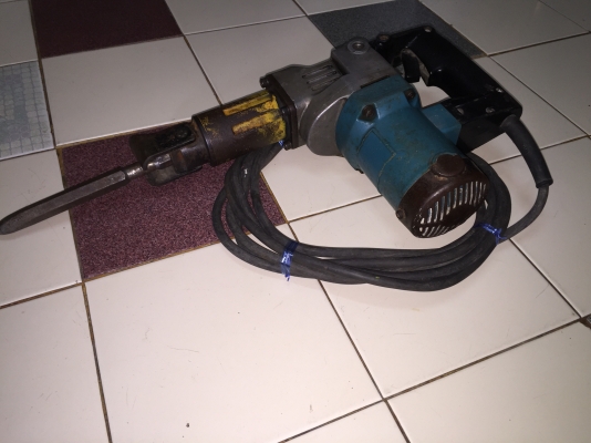 ขายเครื่องสกัดแย็กพื้นยี่ห้อMAKITAรุ่น3520พร้อมใช้งานครับ ขายเครื่องสกัดแย็กพื้นยี่ห้อMAKITAรุ่น3520พร้อมใช้งานครับ