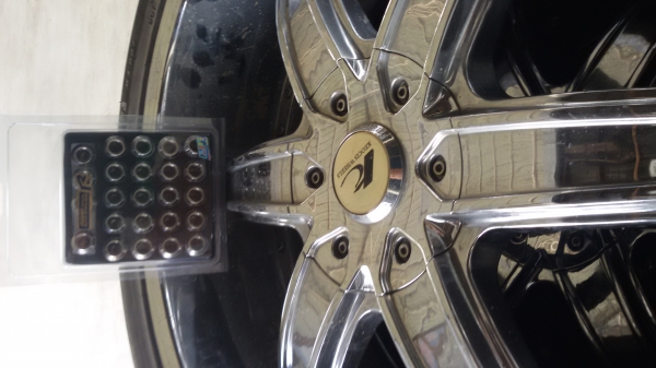 ขายล้อรถ. ขอบ 22  สภาพสวย. 6 รู พร้อมน็อต 1. ชุด