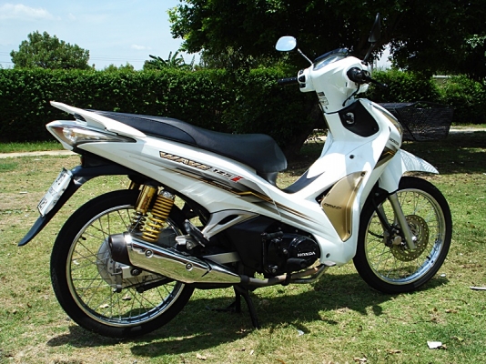 ขาย honda wave 125 i โฉมใหม่สีขาว สภาพสวยๆซักคัน