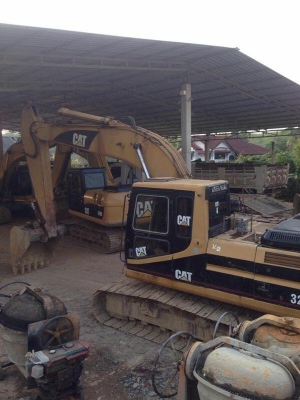 ขาย CAT 320V2 มี 2 คัน สภาพพร้อมใช้งานทันที ราคาต่อรองได้ เจ้าของขายเอง ติดต่อ บอย 083-0218140 มี 2 คัน