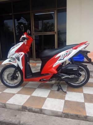 Click 125 i ปี 2555 รถสวยสดใสมากๆ รุ่น tune up สีขาวแดง หัวฉีดประหยัดน้ำมัน
