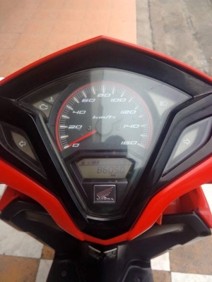 Click 125 i ปี 2555 รถสวยสดใสมากๆ รุ่น tune up สีขาวแดง หัวฉีดประหยัดน้ำมัน