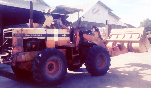 KOMATSU 510 รถตักล้อยางเอวอ่อน บอดี้สวยเดิมๆสภาพดีสุดๆพร้อมใช้งานได้เลยครับ เครื่องยนต์เดิมๆปั๊มเดิมกรองเดี่ยวแรงดีทำงานเร็วดี ต่อแขนยาวแล้วตักได้ประมาณ 1 คิวครึ่งขึ้นรถบรรทุกสิบล้อคอกสูงได้เลยครับ ภายนอกบอดี้สวยเดิมๆ ช่วงล่างแน่นดี ยางสภาพดีประมาณ 60\% พร KOMATSU 510 รถตักล้อยางเอวอ่อน บอดี้สวยเดิมๆสภาพดีสุดๆพร้อมใช้งานได้เลยครับ เครื่องยนต์เดิมๆปั๊มเดิมกรองเดี่ยวแรงดีทำงานเร็วดี ต่อแขนยาวแล้วตักได้ประมาณ 1 คิวครึ่งขึ้นรถบรรทุกสิบล้อคอกสูงได้เลยครับ ภายนอกบอดี้สวยเดิมๆ ช่วงล่างแน่นดี ยางสภาพดีประมาณ 60\% พร