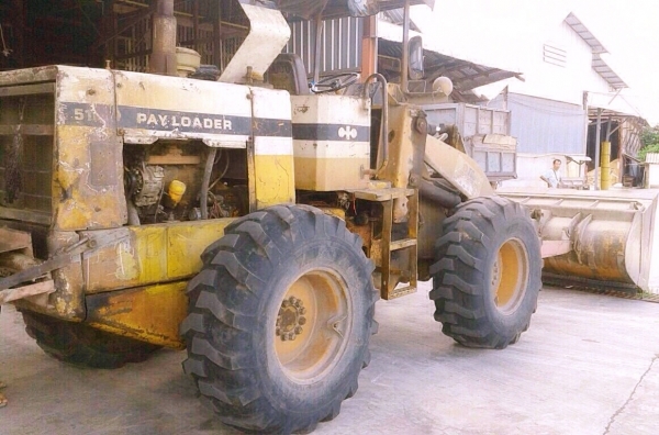 KOMATSU 510 รถตักล้อยางเอวอ่อน บอดี้สวยเดิมๆสภาพดีสุดๆพร้อมใช้งานได้เลยครับ เครื่องยนต์เดิมๆปั๊มเดิมกรองเดี่ยวแรงดีทำงานเร็วดี ต่อแขนยาวแล้วตักได้ประมาณ 1 คิวครึ่งขึ้นรถบรรทุกสิบล้อคอกสูงได้เลยครับ ภายนอกบอดี้สวยเดิมๆ ช่วงล่างแน่นดี ยางสภาพดีประมาณ 60\% พร