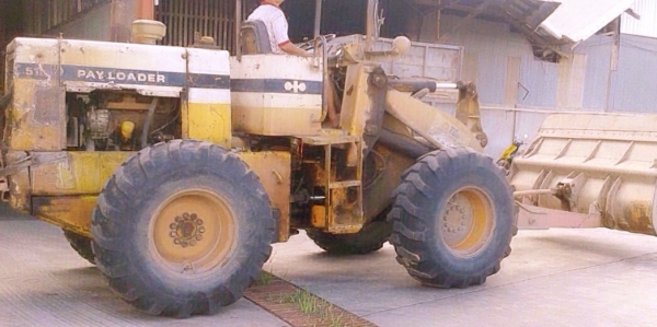 KOMATSU 510 รถตักล้อยางเอวอ่อน บอดี้สวยเดิมๆสภาพดีสุดๆพร้อมใช้งานได้เลยครับ เครื่องยนต์เดิมๆปั๊มเดิมกรองเดี่ยวแรงดีทำงานเร็วดี ต่อแขนยาวแล้วตักได้ประมาณ 1 คิวครึ่งขึ้นรถบรรทุกสิบล้อคอกสูงได้เลยครับ ภายนอกบอดี้สวยเดิมๆ ช่วงล่างแน่นดี ยางสภาพดีประมาณ 60\% พร KOMATSU 510 รถตักล้อยางเอวอ่อน บอดี้สวยเดิมๆสภาพดีสุดๆพร้อมใช้งานได้เลยครับ เครื่องยนต์เดิมๆปั๊มเดิมกรองเดี่ยวแรงดีทำงานเร็วดี ต่อแขนยาวแล้วตักได้ประมาณ 1 คิวครึ่งขึ้นรถบรรทุกสิบล้อคอกสูงได้เลยครับ ภายนอกบอดี้สวยเดิมๆ ช่วงล่างแน่นดี ยางสภาพดีประมาณ 60\% พร