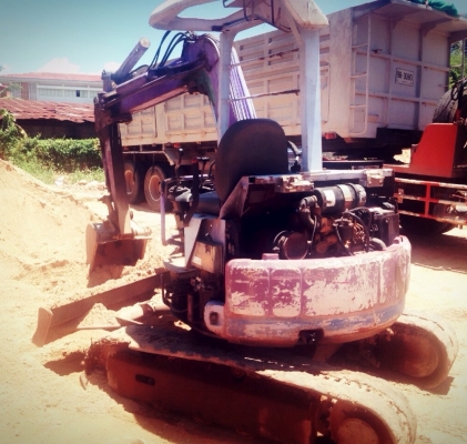 KOMATSU PC 28UU - 2 รถพร้อมใช้งานได้เลยครับ มีเอกสารเล่มทะเบียนครบพร้อม เครื่องยนต์เดิมปั๊มเดิมๆทำงานคล่องแคล่วไวดี คอนโทรลง่ายใช้งานได้เลยครับ อุปกรณ์ฝาครอบเครื่องต่างๆอยู่ครบครับ บูมอาร์มสวยมีปะนิดหน่อยครับ ช่วงล่างดี สป๊อกเกตใช้งานได้อีกนานครับ โซ่ใบแท