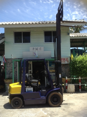 +++ ขายโฟล์คลิฟท์  HYSTER  FD25  ขนาด  2.5  ตัน  เครื่องยนต์ดีเซล  ISUZU   เสาพิเศษเข้าตู้  4  เมตร  3  ท่อน  เกียร์ออโ่ตเมติค  งา  1,300  มม. ยางตัน