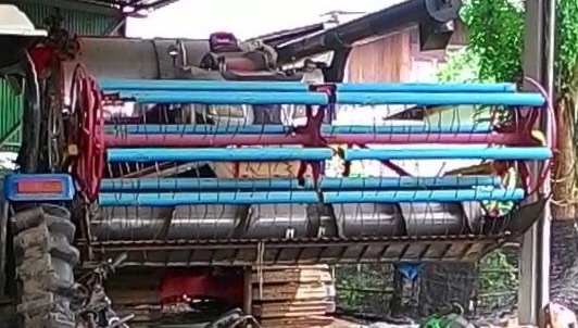 ขายด่วน รถเกี่ยวข้าวไทยเส็งยนต์ TSY รุ่นเดี่ยวทรนงจ้าวพายุ ขายคู่กับรถเทรลเลอร์สิบล้อเพลาเดียวขึ้นรถเกี่ยวข้าว ISUZU TX 220 HP 6D16 คัชซีสิบล้อหัวยาวหัวร็อกลงเล่มทะเบียนภาษีเต็มครับ พร้อมใช้งานได้เลย ราคาต่อรองได้ครับ