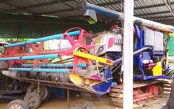 ขายด่วน รถเกี่ยวข้าวไทยเส็งยนต์ TSY รุ่นเดี่ยวทรนงจ้าวพายุ ขายคู่กับรถเทรลเลอร์สิบล้อเพลาเดียวขึ้นรถเกี่ยวข้าว ISUZU TX 220 HP 6D16 คัชซีสิบล้อหัวยาวหัวร็อกลงเล่มทะเบียนภาษีเต็มครับ พร้อมใช้งานได้เลย ราคาต่อรองได้ครับ