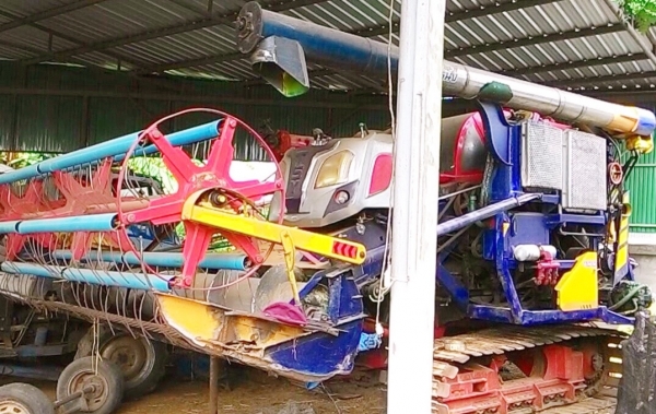 ขายด่วน รถเกี่ยวข้าวไทยเส็งยนต์ TSY รุ่นเดี่ยวทรนงจ้าวพายุ ขายคู่กับรถเทรลเลอร์สิบล้อเพลาเดียวขึ้นรถเกี่ยวข้าว ISUZU TX 220 HP 6D16 คัชซีสิบล้อหัวยาวหัวร็อกลงเล่มทะเบียนภาษีเต็มครับ พร้อมใช้งานได้เลย ราคาต่อรองได้ครับ