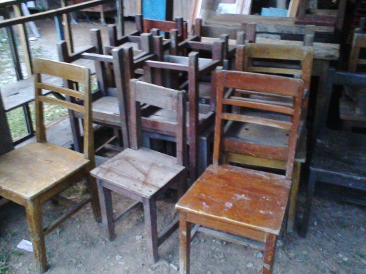 เก้าอี้นักเรียนเก่าไม้สักสภาพเดิมๆสวยๆครับเป็นรุ่นเก่าแก่มีฉากเหล็กกันโยกครับไม้สักท้งหมดครับ มีประมาณ 20  กว่าตัวครับจัดส่งทั่วไทยครับ