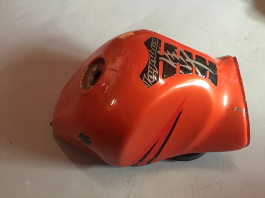 ธารนนทบุรี//ขาย เฟรม suzuki hayabuza 1300 ปี 2002 ครบทั้งคัน + ถังน้ำมัน ราคา 7,900 บาท