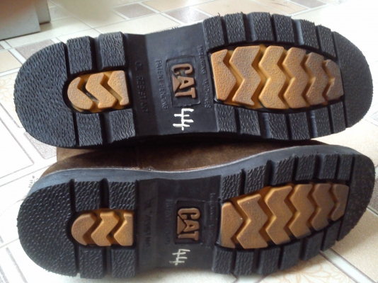 รองเท้าหนังกลับสีน้ำตาล CAT เบอร์ 44