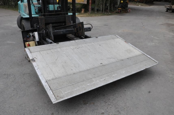 ขายฝาท้าย ไฮดรอลิค ติดหลังรถ6ล้อ สวยเดิมจากญี่ปุ่นยังไม่เคยใช้ในไทย 28,000เท่านั้น