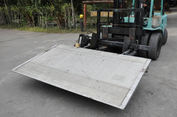 ขายฝาท้าย ไฮดรอลิค ติดหลังรถ6ล้อ สวยเดิมจากญี่ปุ่นยังไม่เคยใช้ในไทย 28,000เท่านั้น