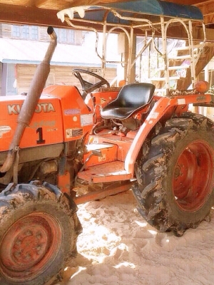 KUBOTA L3408 - 2 เพลา อุปกรณ์ครบ มีใบดันหน้า ผานพรวนดิน 6 สภาพดีพร้อมใช้งานได้เลยครับ เครื่องแรงดีไม่มีเยิ้ม ระบบเกียร์เข้าง่ายไม่มีหลุด ระบบไฮดรอลิกส์ไม่แตกเยิ้ม หางยกได้ดีปกติไม่มีปัญหา ช่วงล่างแน่น ยางสภาพดีหน้าหลังประมาณ 60\% เอกสารทะเบียนครบพร้อม ราคา