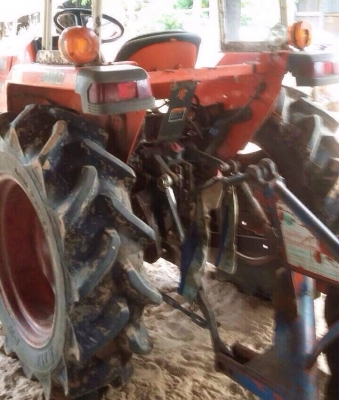 KUBOTA L3408 - 2 เพลา อุปกรณ์ครบ มีใบดันหน้า ผานพรวนดิน 6 สภาพดีพร้อมใช้งานได้เลยครับ เครื่องแรงดีไม่มีเยิ้ม ระบบเกียร์เข้าง่ายไม่มีหลุด ระบบไฮดรอลิกส์ไม่แตกเยิ้ม หางยกได้ดีปกติไม่มีปัญหา ช่วงล่างแน่น ยางสภาพดีหน้าหลังประมาณ 60\% เอกสารทะเบียนครบพร้อม ราคา