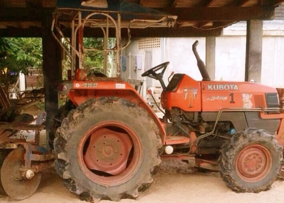 KUBOTA L3408 - 2 เพลา อุปกรณ์ครบ มีใบดันหน้า ผานพรวนดิน 6 สภาพดีพร้อมใช้งานได้เลยครับ เครื่องแรงดีไม่มีเยิ้ม ระบบเกียร์เข้าง่ายไม่มีหลุด ระบบไฮดรอลิกส์ไม่แตกเยิ้ม หางยกได้ดีปกติไม่มีปัญหา ช่วงล่างแน่น ยางสภาพดีหน้าหลังประมาณ 60\% เอกสารทะเบียนครบพร้อม ราคา