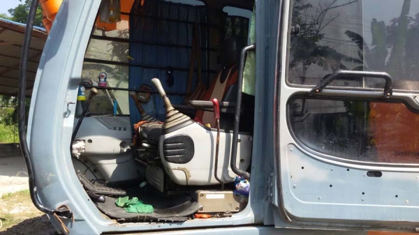 แม็กโครมือสองยีห้อ Hitachi EX200-5 ไฟฟ้าครบ,เอกสารเล่ม,ช่วงล่างเก็บใหม่หมด