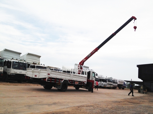 สั่งได้ รถห้างปี 50 ติดเครน HINO MEGA เครื่อง JO8C 212 แรงม้า กระบะคาร์โก้ แผงข้างสูง 60 ซม กว้าง 2.45 เมตร พร้อมเหล็กรางรถไฟท้ายกระบะ 6.20 เมตร ช่วงเครน 1 เมตร ติดตั้งเครน 3-5 ตัน ยี่ห้อ UNIC หรือ TADANO ยาง 900