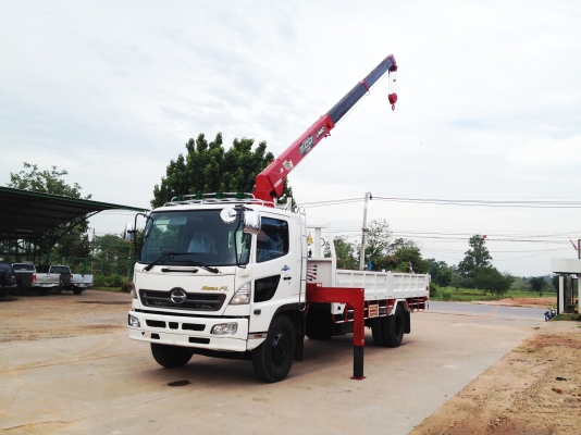 สั่งได้ รถห้างปี 50 ติดเครน HINO MEGA เครื่อง JO8C 212 แรงม้า กระบะคาร์โก้ แผงข้างสูง 60 ซม กว้าง 2.45 เมตร พร้อมเหล็กรางรถไฟท้ายกระบะ 6.20 เมตร ช่วงเครน 1 เมตร ติดตั้งเครน 3-5 ตัน ยี่ห้อ UNIC หรือ TADANO ยาง 900